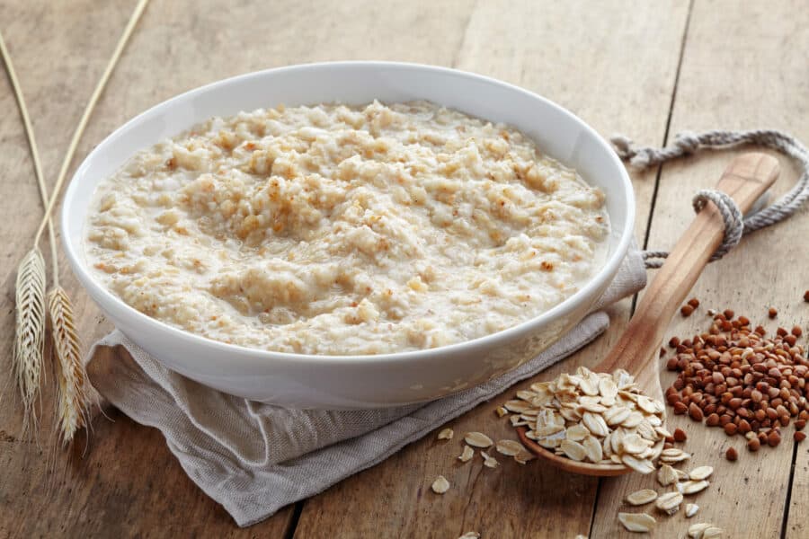 Porridge in einer Schüssel zum Frühstück dargestellt