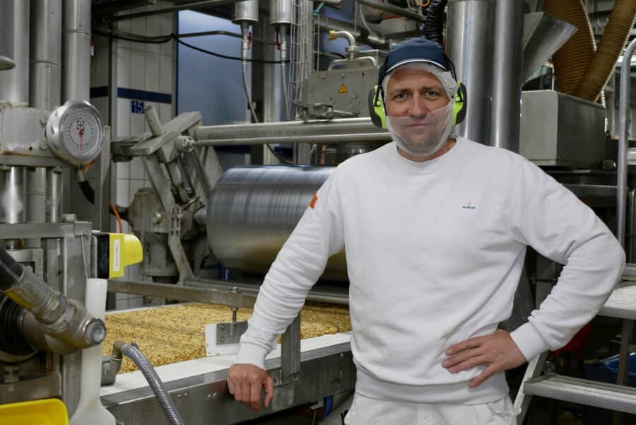 Karriere, Produktionsleiter steht vor der Prdouktionsanlage für Cerealien, Flakes, Müsli