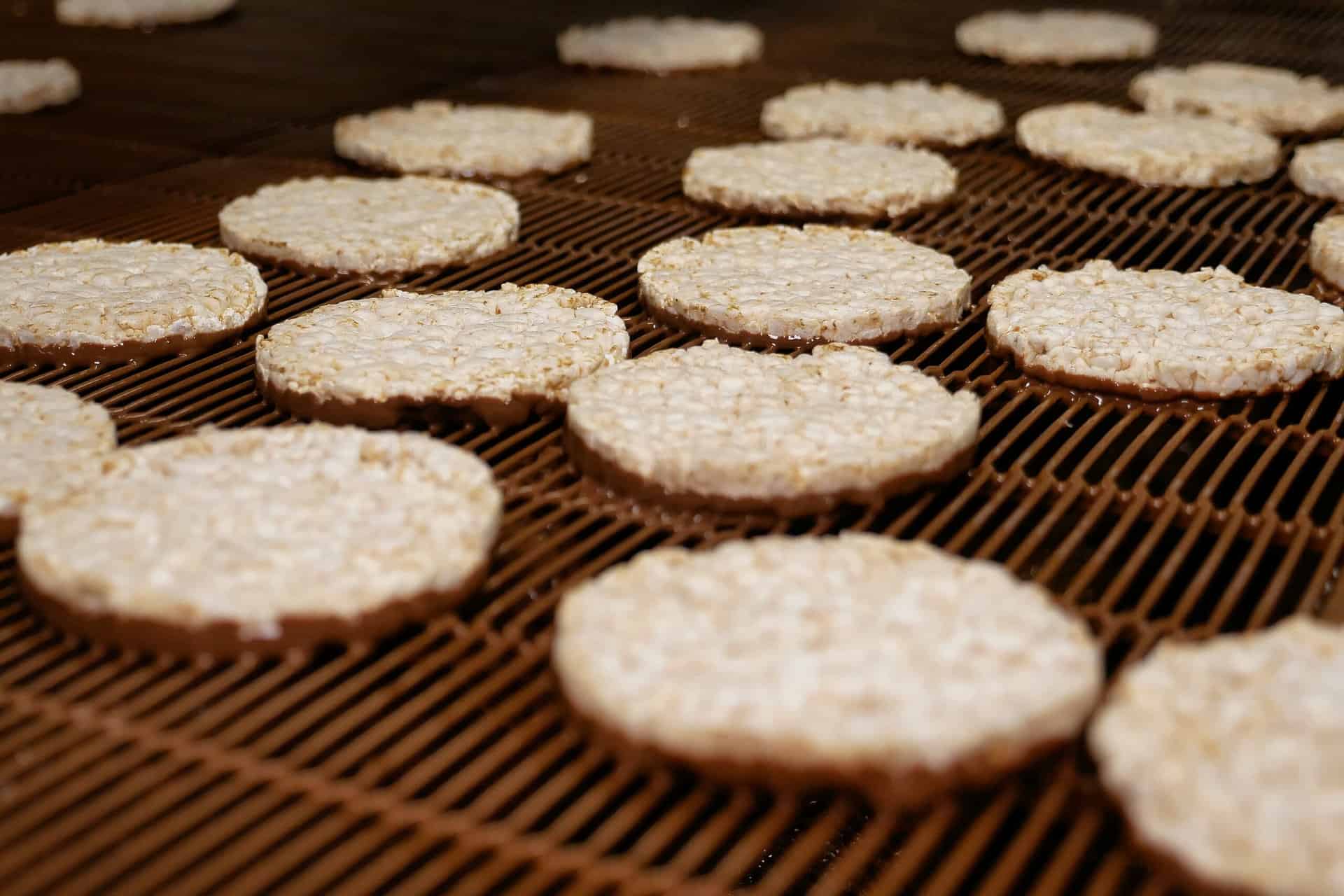 Reiswaffel in der Produktion als Snack