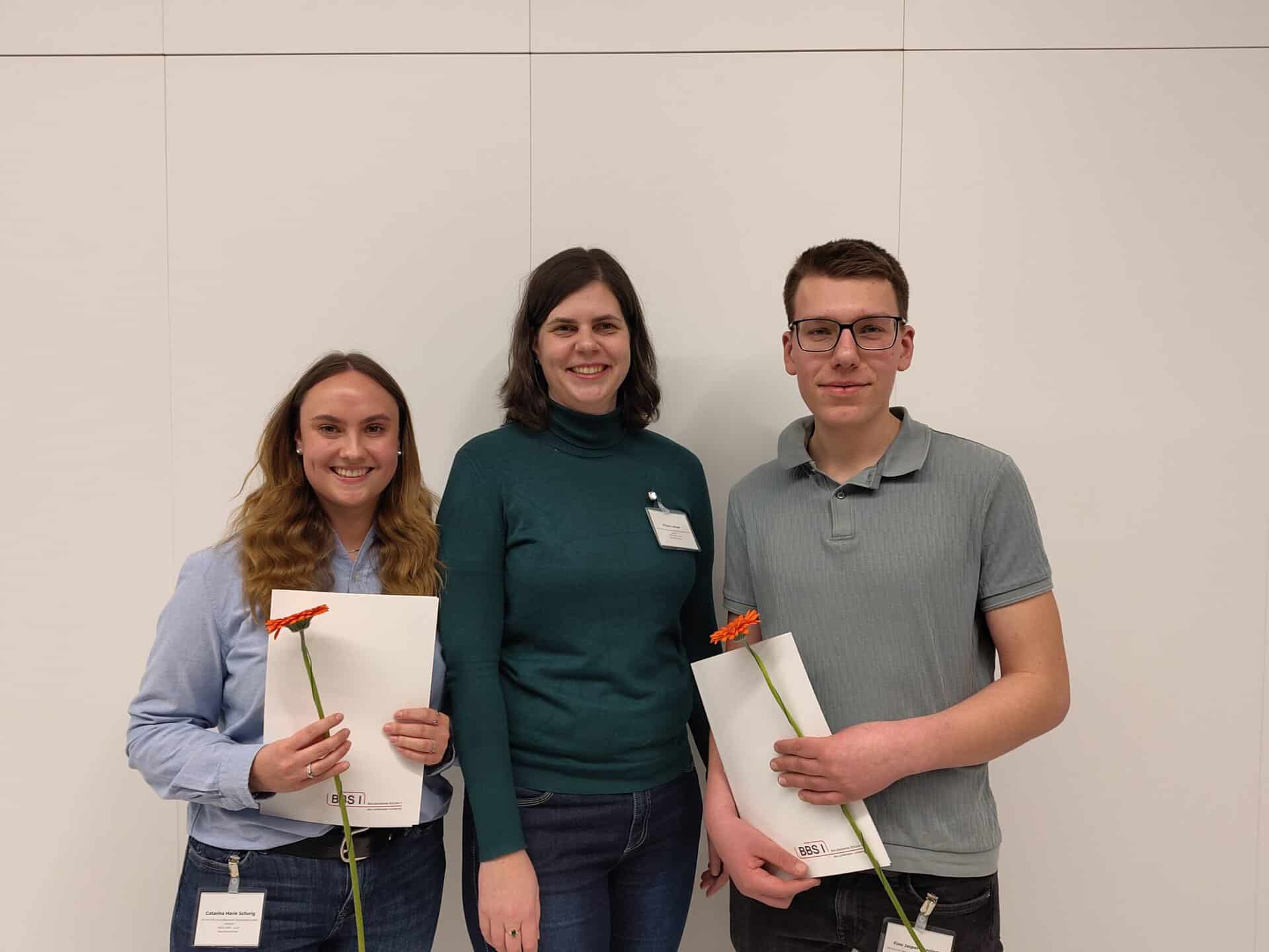 Catarina-Marie Schurig, Prisca Lukow (Ausbildungsleiterin) und Finn Jasper Hennings (v.l.n.r.) – gemeinsam mit Francesco Stagliano erfolgreich ausgebildete Industriekaufleute