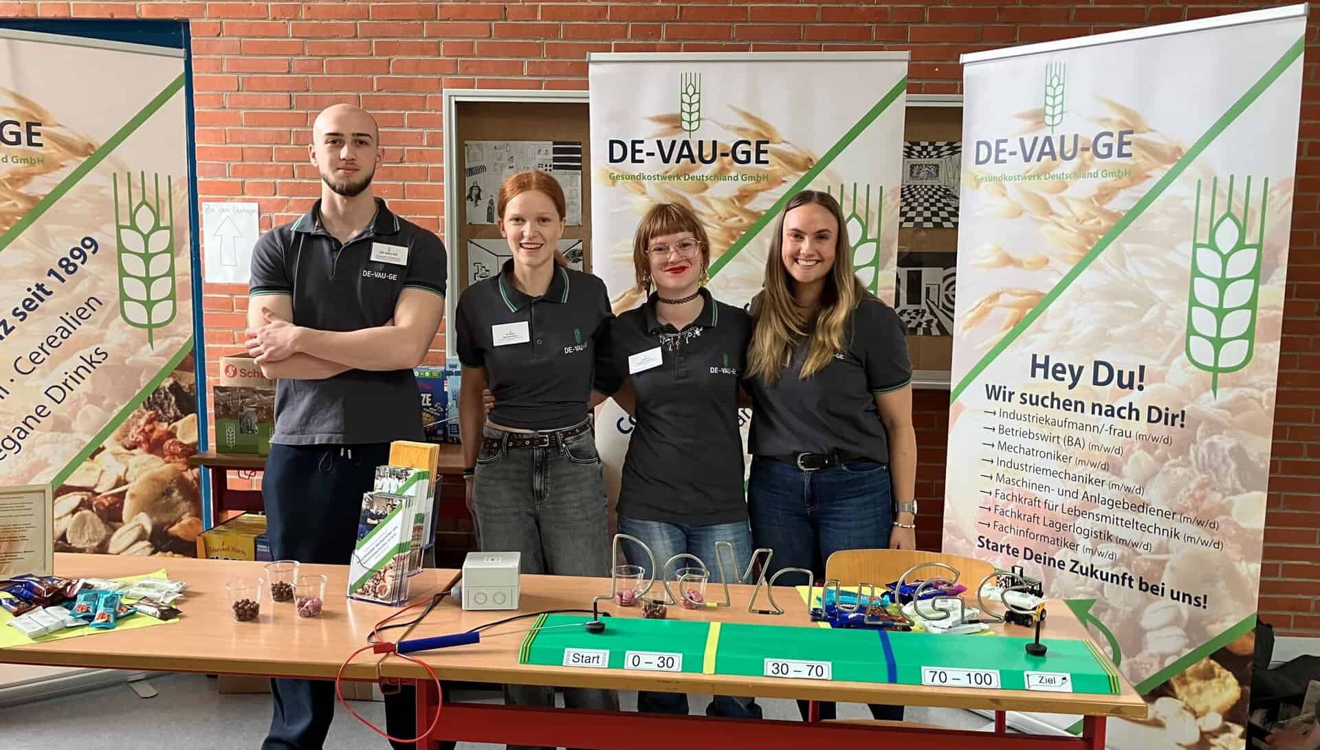 Auf dem gemeinsamen Foto sind die vier von links nach rechts zu sehen: Lennert Hofmann, Matilda Meyer, Jennifer Safronow und Catarina Marie Schurig.
